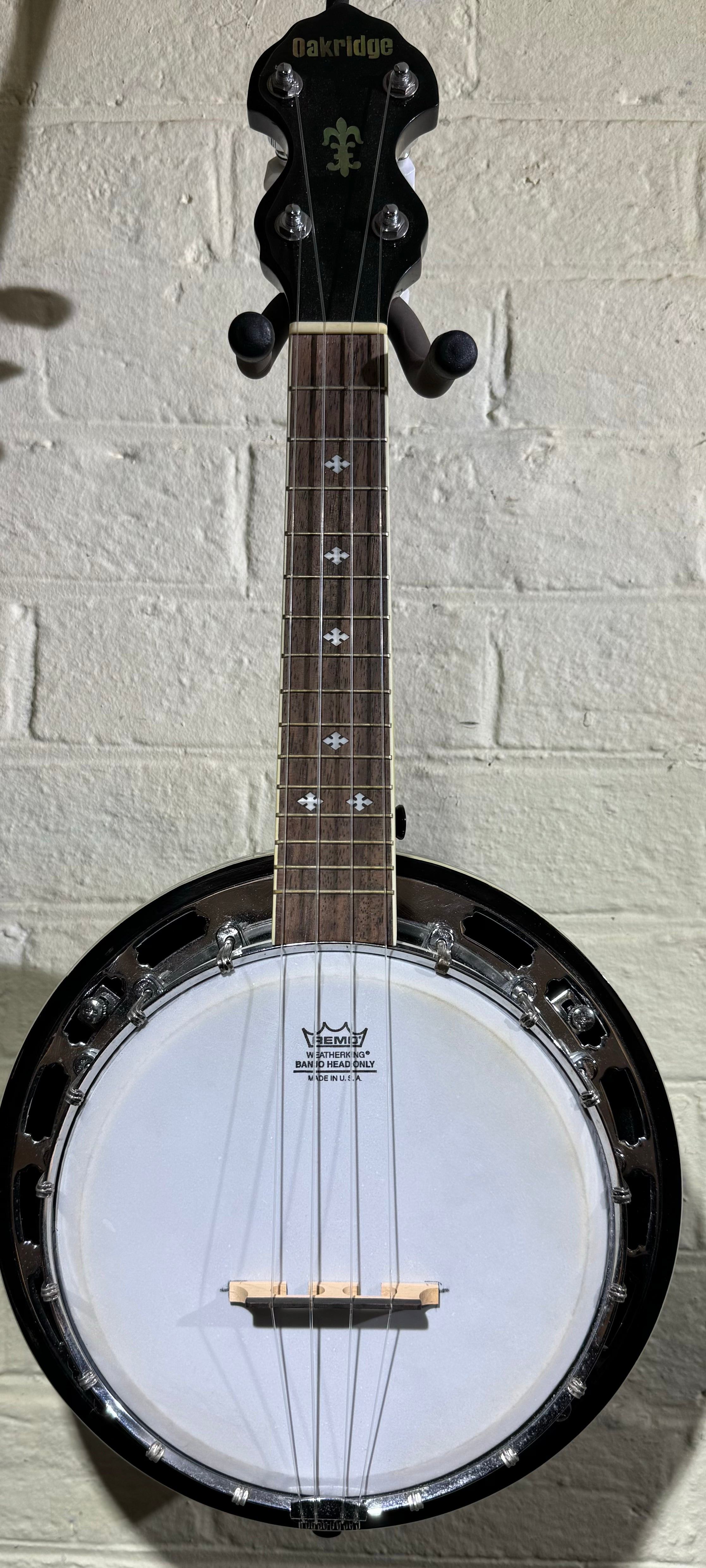 Oakridge Closed Back Banjo Ukulele w Hardcase Pre Loved Guitar